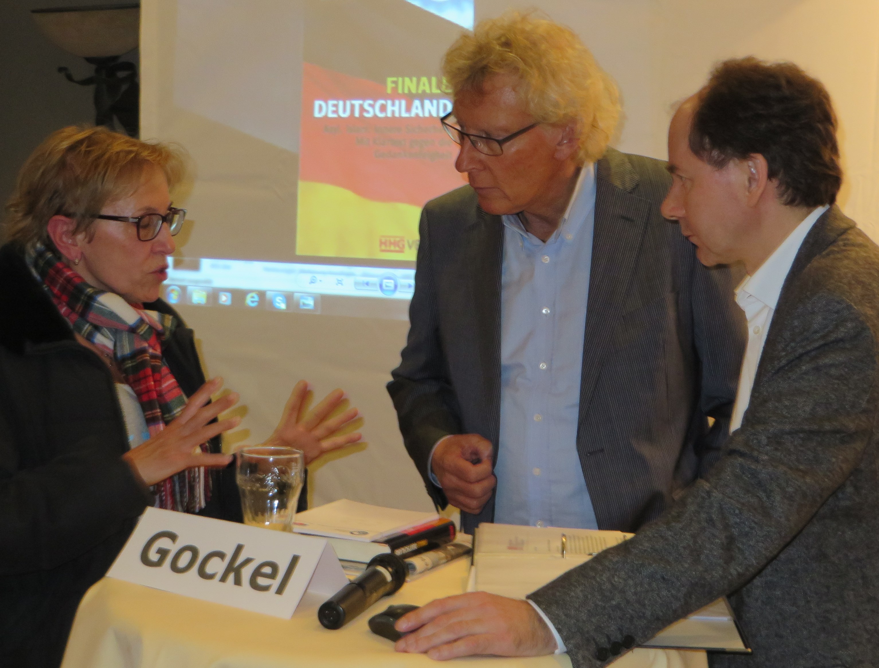 Parteimitglied Frigga Triletschke im Gespräch mit Autor Hans-Hermann Gockel (Mitte) und Georg Rust.