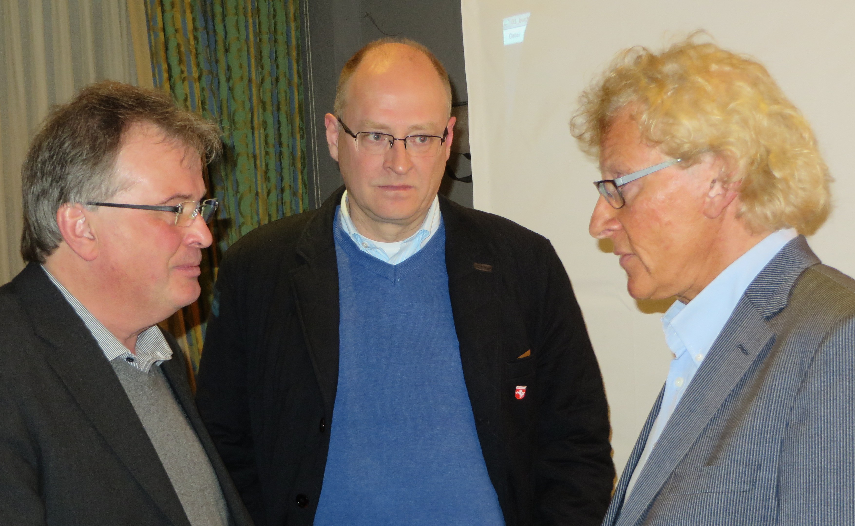Hans-Hermann Gockel im Gespräch mit der AfD-Gruppe im Gütersloher Kreistag: Udo Hemmelgarn (links) und Johannes Brinkrolf.